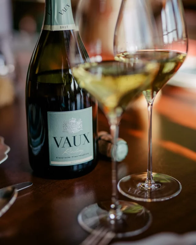 Der neue Jahrgang vom VAUX Riesling ist da. 2022 ist geradezu perfekt für diesen Sekt: feine, zarte Fruchtigkeit, eine aufregende und animierend, saftige Frische endet mit großer Trinkfreude und-lust. 😊 Da darf das Glas ruhig voll sein, 😊 selbst an einem Mittwoch… 

#riesling #neuerjahrgang #newvintage #schlossvaux #vaux #rheingau #tradition #sekt #sektmacher #sparkling #sektrevolution #wine #winelover #sommelier #instawine #winestagram #winetime