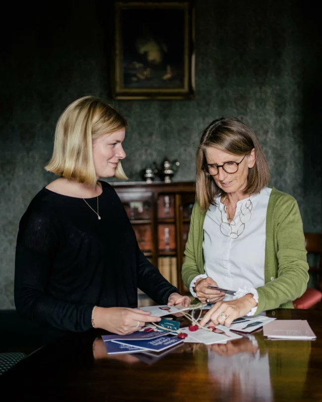 Final check! Maria und Clementine prüfen unsere neuen Folder, Listen und Karten. VAUX will stets beim ersten Anblick Lebensfreude und Qualität vermitteln. 😊

#teamwork #bestteam #marketing #finalcheck #schlossvaux #vaux #rheingau #tradition #sekt #sektmacher #sparkling #sektrevolution #wine #winelover #sommelier #instawine #winestagram