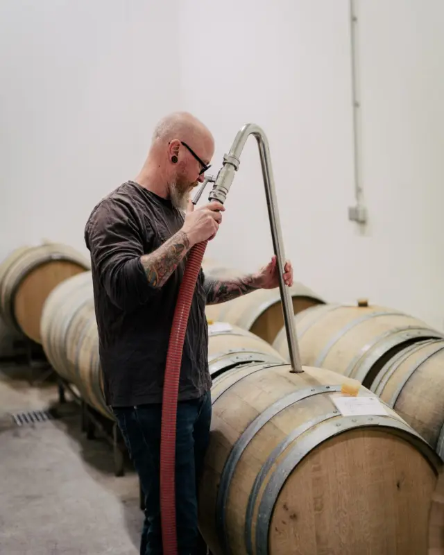 Mit viel Fingerspitzengefühl und Erfahrung „begleitet“ Flo jedes Fass im Keller. Handwerk, das man nicht nur sieht – sondern später auch schmeckt. ☺️👏
#weinkeller #winecellar #barrel #fass #schlossvaux #vaux #rheingau #tradition #sekt #sektmacher #sparkling #sektrevolution #wine #winelover #sommelier #instawine #winestagram