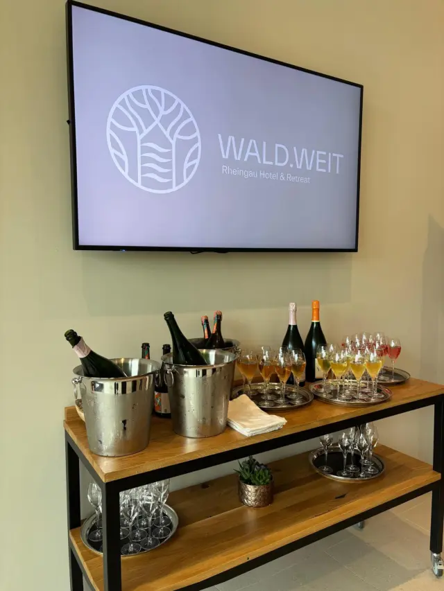 Pünktlich zum langen Pfingswochenende hat das Wald:Weit in Kiedrich nun auch ganz offiziell seine Pforten eröffnet. Ein neues Hotel der Superlativen im Rheingau. Wie wir finden eine unglaubliche Bereicherung. Wir wünschen dem ganzen Team wahnsinnig viel Erfolg und Spaß!!! ☺️🥂
#waldweit #schlossvaux #vaux #rheingau #tradition #sekt #sektmacher #sparkling #sektrevolution #wine #winelover #sommelier #instawine #winestagram #winetime