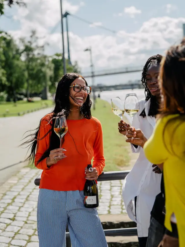 Summer-Time and the living is sooooooo easy. Einfach mit Freunden feiern, genießen, Zeit mit den Liebsten verbringen, wie hier am Main in Frankfurt. 😊
#sommer #summertime #schlossvaux #vaux #rheingau #tradition #sekt #sektmacher #sparkling #sektrevolution #wine #winelover #sommelier #instawine #winestagram #winetime