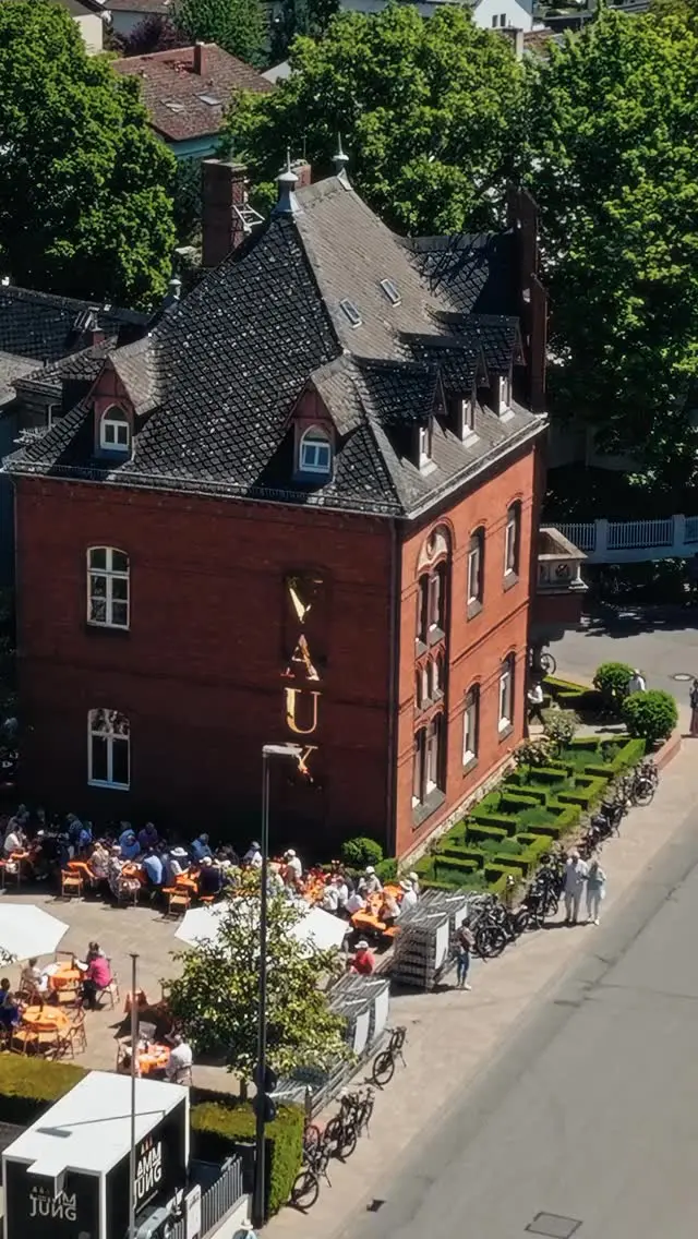 Happy people – ganz ehrlich wir lieben es einfach, wenn wir mit dem was wir tun Menschen eine Freude bereiten. Das macht Sekt genießen noch 1000x schöner. 😊🥂
#sekttag #eswarunseinfest #schlossvaux #vaux #rheingau #tradition #sekt #sektmacher #sparkling #sektrevolution #wine #winelover #sommelier #instawine #winestagram #winetime #foodandwine