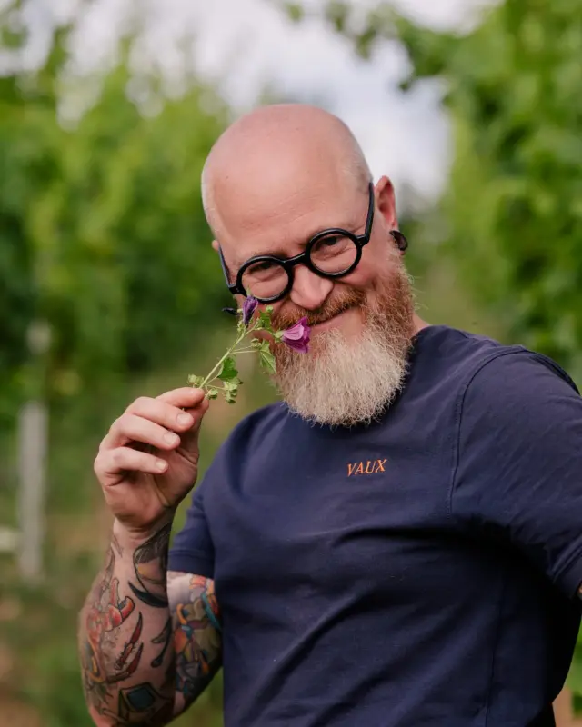 Wir alle lieben dieses Bild. Zum Schmunzeln und freuen aber auf alle Fälle 200% Flo! 😀🌱
#naturliebe #bestteam #teamwork #weinberge #vineyards #reben #vines #viticulture #schlossvaux #vaux #rheingau #tradition #sekt #sektmacher #sparkling #sektrevolution #wine #winelover #sommelier #instawine #winestagram