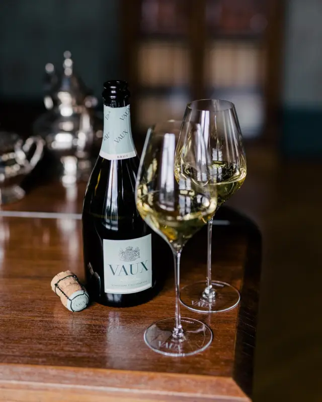 Nachdem wir an diesem Wochenende teils hohe Ziele im wahrsten Sinne erreicht haben, kommt am Abend die Erfrischung bei einem wunderbaren Glas Rosé und stoßen dabei auch von Herzen auf eine besondere Person bei VAUX an. 😀🥂
#riesling #wochenende #weekend #schlossvaux #vaux #rheingau #tradition #sekt #sektmacher #sparkling #sektrevolution #wine #winelover #sommelier #instawine #winestagram #winetime