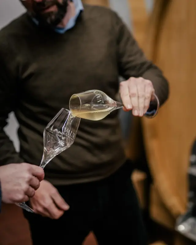 Ganz spät, schon kurz bevor der neue Jahrgang reif wird, werden die letzten Grundwein gefüllt. Diese Weine durften lange reifen, im Holz, der Amphore oder im Edelstahl. Es sind die ganz besonderen Schätze des Jahrgangs 2024, denen wir fast alle Zeit der Welt geschenkt haben. 😊👏
#weinkeller #winecellar #barrel #fass #barreltasting #fassprobe #schlossvaux #vaux #rheingau #tradition #sekt #sektmacher #sparkling #sektrevolution #wine #winelover #sommelier #instawine #winestagram