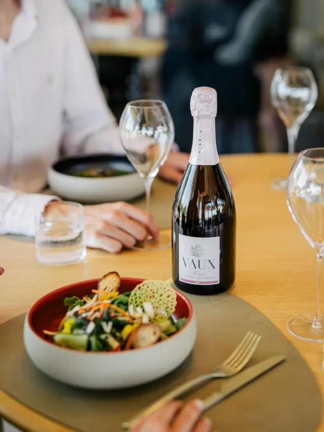 Ein genussvoller Lunch, gute Gespräche und ein Glas VAUX Rosé: so schmeckt der Sommer mit VAUX im @wald.weit.retreat 😀🥂
Habt ihr das neue Hotel & Restaurant schon entdeckt? 🌟
#waldweit #waldweitretreat #kiedrich #rosé #foodandwine #schlossvaux #vaux #rheingau #tradition #sekt #sektmacher #sparkling #sektrevolution #wine #winelover #sommelier #instawine #winestagram #winetime