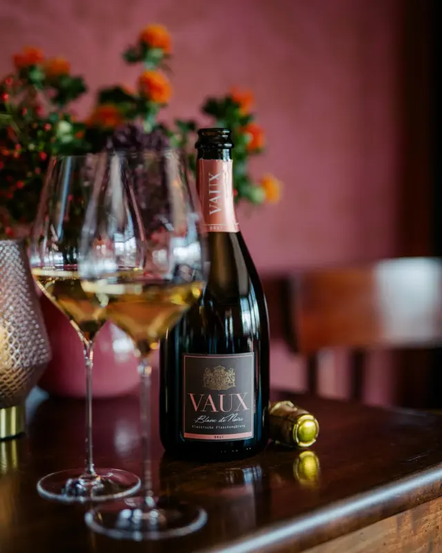 Zeit für unseren Blanc de Noirs: Kräftig im Charakter, easy im Glas. 😀🥂
Perfekt für lange Abende, gute Gespräche und ein bisschen Savoir-vivre. 🍾
#blancdenoirs #savoirvivre #schlossvaux #vaux #rheingau #tradition #sekt #sektmacher #sparkling #sektrevolution #wine #winelover #sommelier #instawine #winestagram #winetime