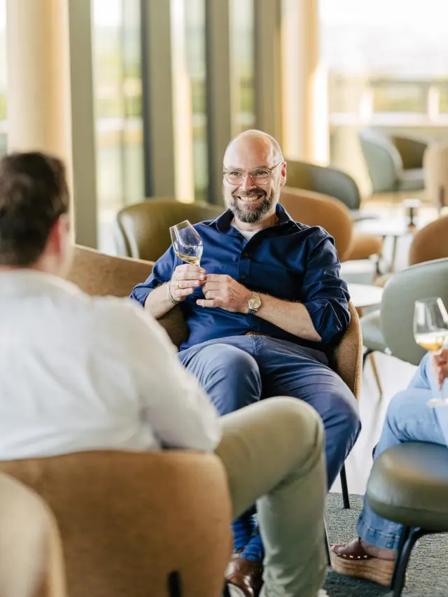Beim Pläne schmieden für die Zukunft und dem Teilen neuer Ideen ist’s mit Christoph immer lebendig. Da darf ein Glas VAUX in der Hand natürlich ab und zu nicht fehlen. 😊🥂
#teamwork bestteam #pläne #zukunft #schlossvaux #vaux #rheingau #tradition #sekt #sektmacher #sparkling #sektrevolution #wine #winelover #sommelier #instawine #winestagram #winetime