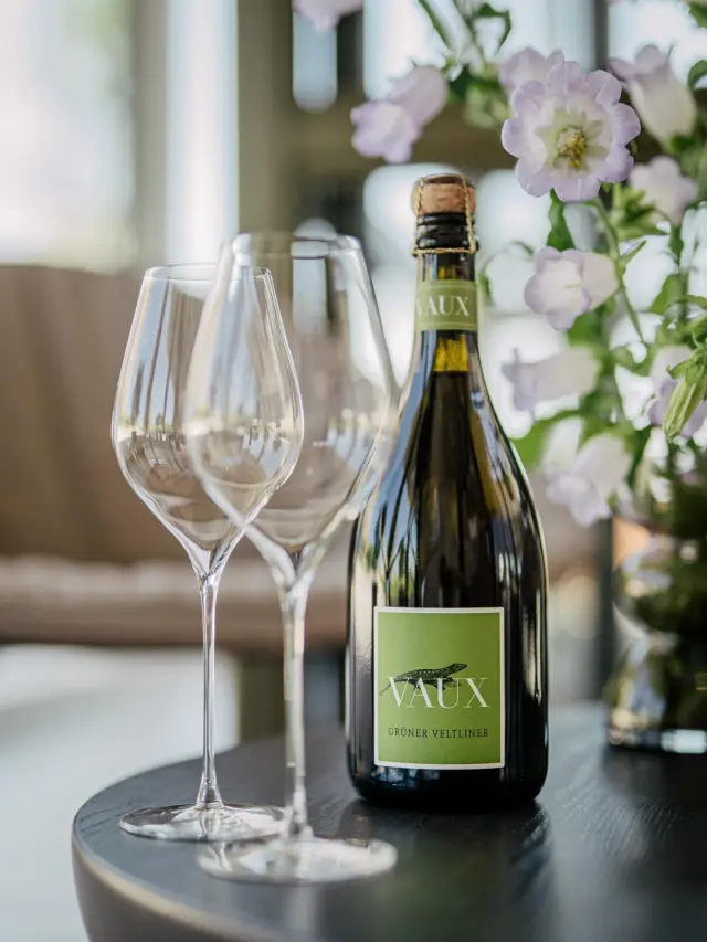 Unser Grüner Veltliner kommt bald in frischem Look zu euch. Gewohnt charakterstark, aber mit einem feinen Unterschied in der Ausstattung.😊🌟
Na, fällt euch was auf?
Schreibt’s uns in die Kommentare. Wir sind gespannt, wer den Unterschied zuerst entdeckt! ☺️
#grünerveltliner #neuerlook #pairing #schlossvaux #vaux #rheingau #tradition #sekt #sektmacher #sparkling #sektrevolution #wine #winelover #sommelier #instawine #winestagram #winetime